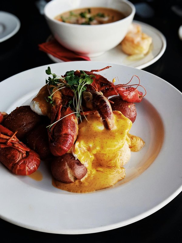 ¿Cómo elegir un conjunto casual chic para un brunch de fin de semana?