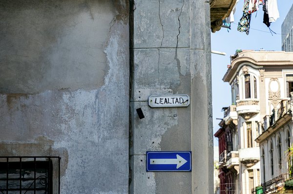 ¿Qué factores influyen en la lealtad del cliente en el sector de servicios financieros?